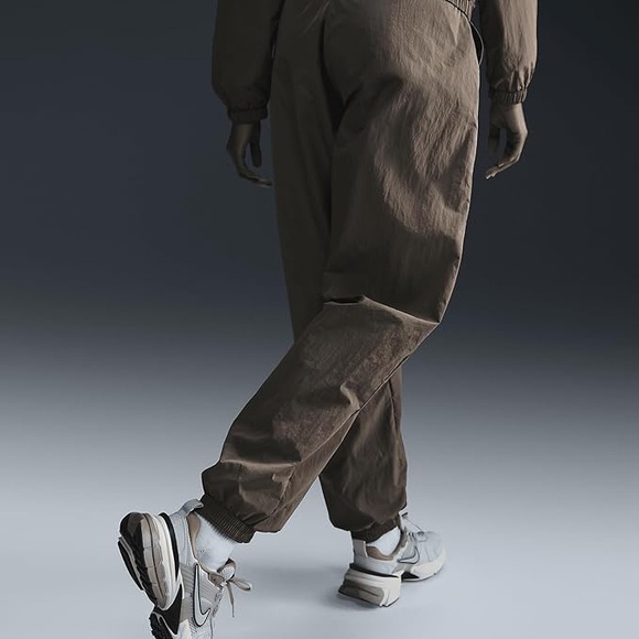 Nike Women's Sportswear Classic Woven Mid-Rise Jogger Pants - Picture 3 of 11